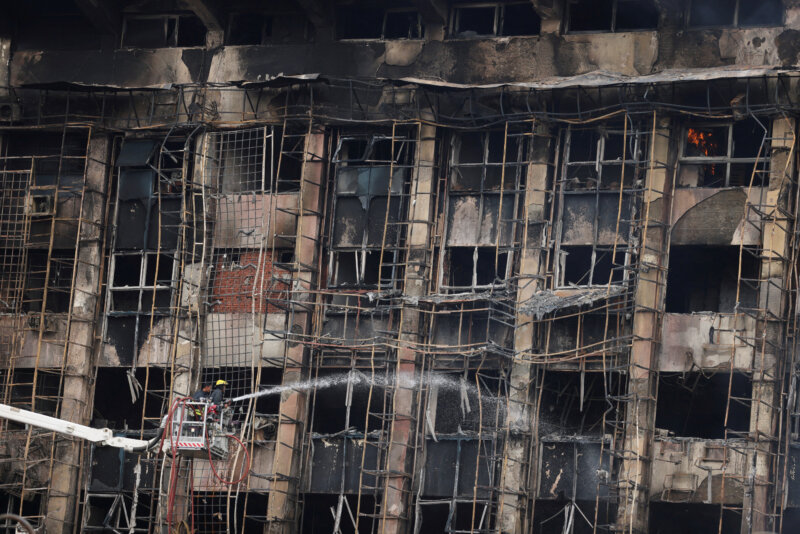 Continúan los trabajos para enfriar el edificio policial en Ismailia, Egipto / REUTERS / Mohamed Abd El Ghany 