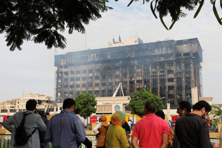 El incendio de un edificio policial en Egipto deja 26 heridos por el momento