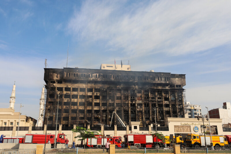 Efectivos de emergencias trabajan para apagar un incendio que comenzó en una instalación policial, en Ismailia, Egipto, el 2 de octubre de 2023. REUTERS/Mohamed Abd El Ghany