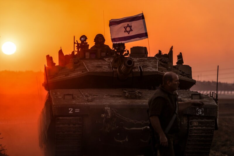 Israel agudiza su incursión en Gaza y confirma al menos 450 ataques aéreos