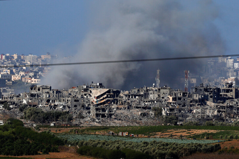 Humo en Gaza tras bombardeos de Israel, tras haber iniciado una incursión en la Franja
