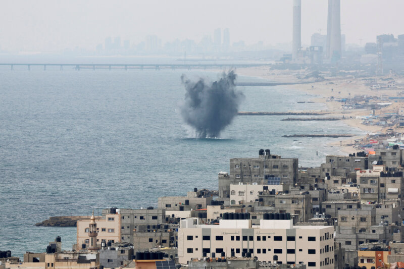 Un misil lanzado por Israel impacta en el mar en la Franja de Gaza