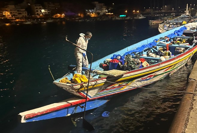 Una embarcación en la que viajaban migrantes rescatados en Canarias