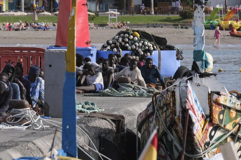 Migrantes rescatados este lunes en Canarias que viajaban en un cayuco que fue trasladado a El Hierro