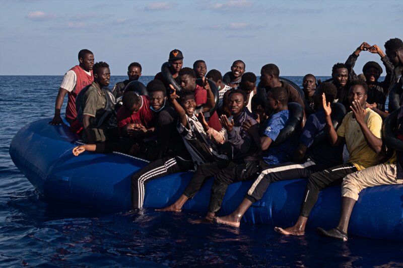 Grupo de migrantes en bote cerca de Libia