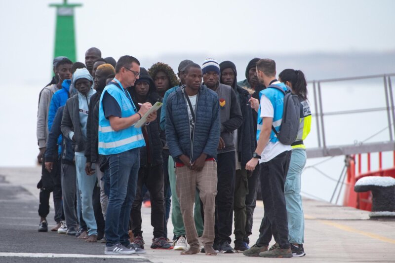 Migrantes llegados a Gran Tarajal en uno de los cinco cayucos rescatados este lunes en Canarias