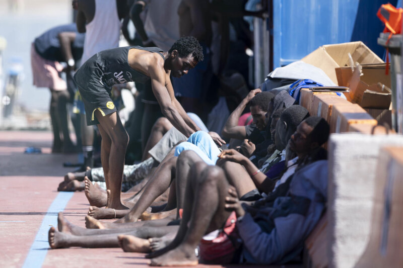 Algunos de los 209 migrantes llegados este lunes a Canarias en un cayucos en el hay tres fallecidos