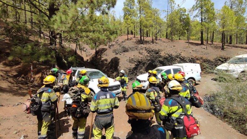 Miembros de los efectivos terrestres que trabajan en la extinción del incendio de Tenerife / Cabildo de Tenerife