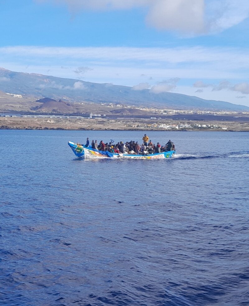 Salvamento Marítimo rescata una nueva embarcación con 43 personas cerca de la costa de Tenerife