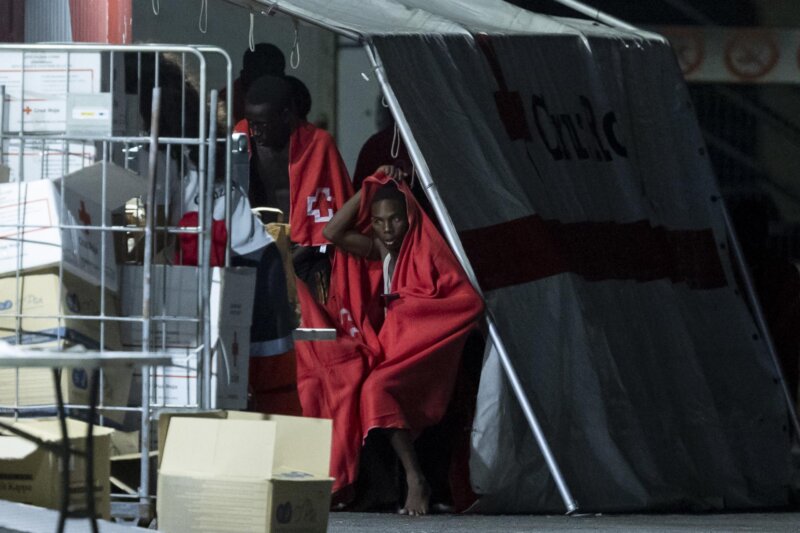 Migrantes rescatados en Canarias que viajaban a bordo de una patera