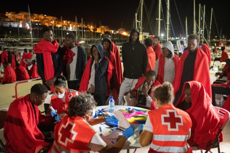 80 migrantes rescatados que viajaban en una patera que llegó a Canarias este jueves