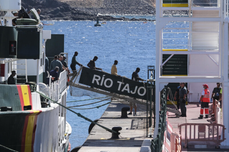 Policías y guardias civiles piden protección sanitaria ante la crisis migratoria canaria