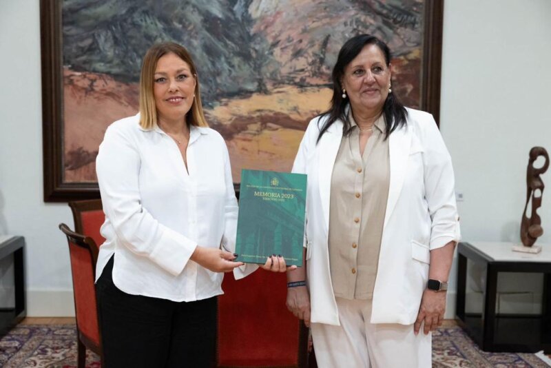 La presidenta del Parlamento de Canarias, Astrid Pérez, junto a la Fiscal Superior de Canarias, María Farnés Martínez Frigola