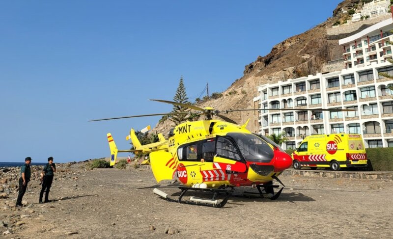 Los servicios de emergencia trasladaron al hombre, de 50 años, en un helicóptero medicalizado al Hospital Insular tras sufrir una parada cardiorrespiratoria en Playa del Cura, en Mogán / 1-1-2 CANARIAS