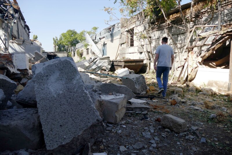 Guerra en Ucrania: un hombre camina entre las ruinas de un edificio en la ciudad Odesa tras un ataque ruso