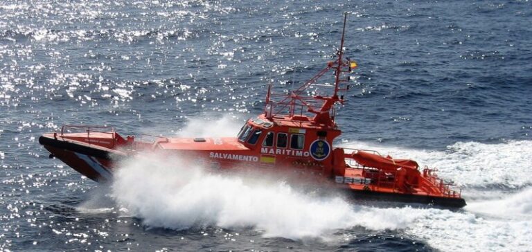 Rescatan a 43 personas a bordo de una neumática próxima a Fuerteventura
