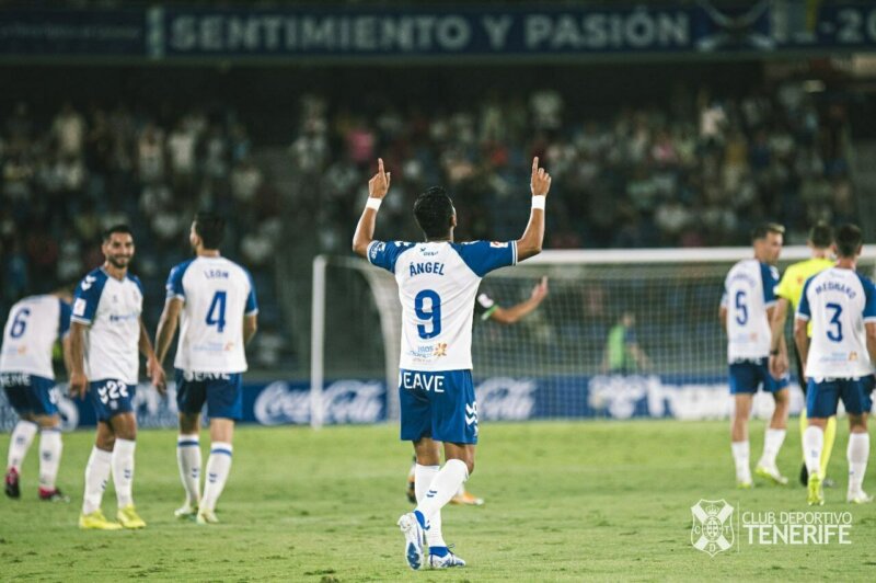 Ángel Rodríguez celebra uno de los goles ante el Racing de Santander