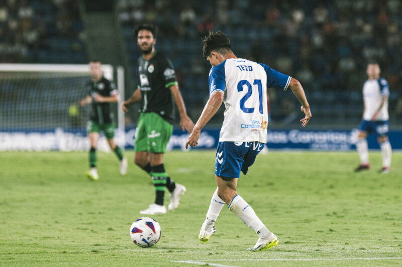 Teto pasa el balón en un momento del CD Tenerife - Racing de Santander