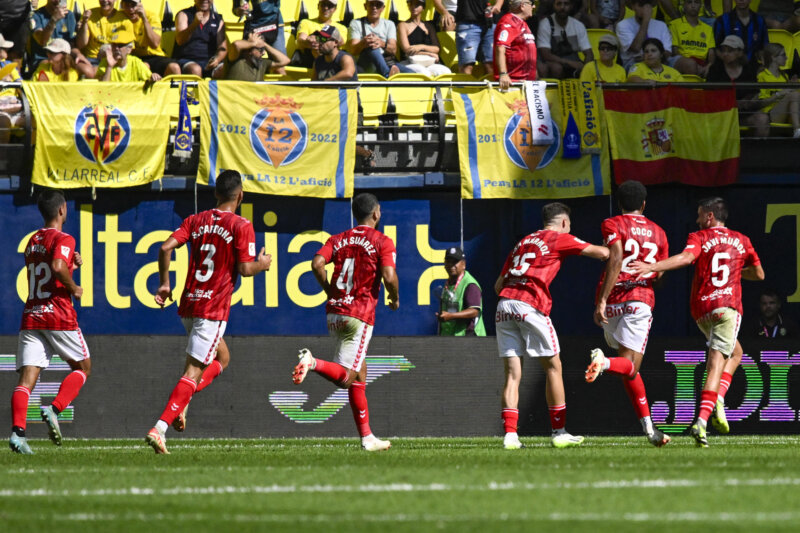 Los jugadores de la Unión Deportiva Las Palmas celebran el gol de falta directa anotado por Saúl Coco