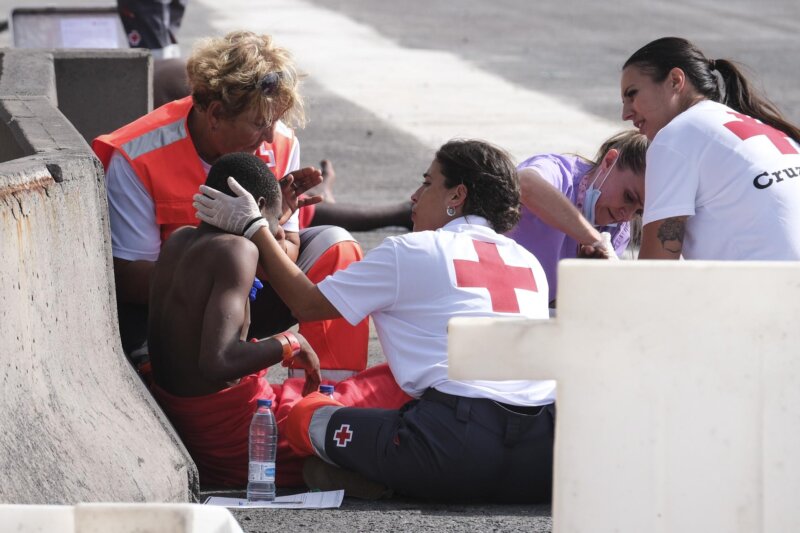 Salvamento Marítimo ha trasladado este martes al puerto de Granadilla (Tenerife) a los 77 ocupantes de un cayuco localizado al sur de la isla, entre ellos dos mujeres y 23 menores. Varias de las personas que iban en el cayuco han necesitado asistencia médica al llegar a tierra y una de ellas fue rescatada en estado inconsciente. EFE/Alberto Valdés