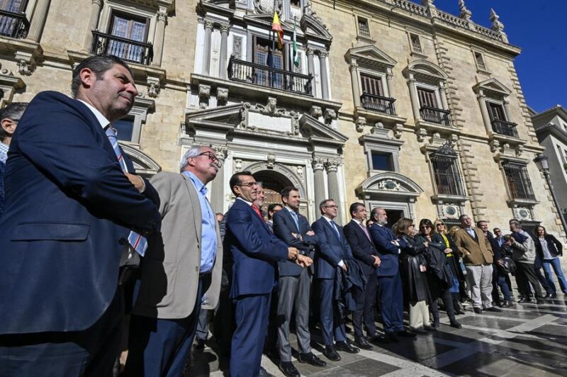 Magistrados y jueces de Granada durante la concentración. EFE