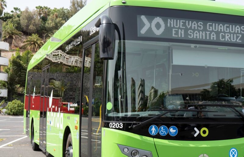 El Ayuntamiento de Santa Cruz de Tenerife considera que el aumento en casi 4 millones de usuarios de guaguas urbanas confirma el acierto de apostar por el transporte público en la capital tinerfeña