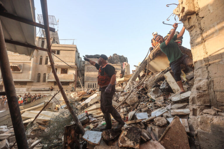 Más de 20 palestinos muertos tras una nueva noche de bombardeos israelíes contra la Franja de Gaza
