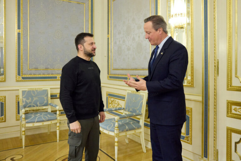Cameron se reúne con Zelenski en Kiev en su primera visita a Ucrania como ministro de Exteriores
