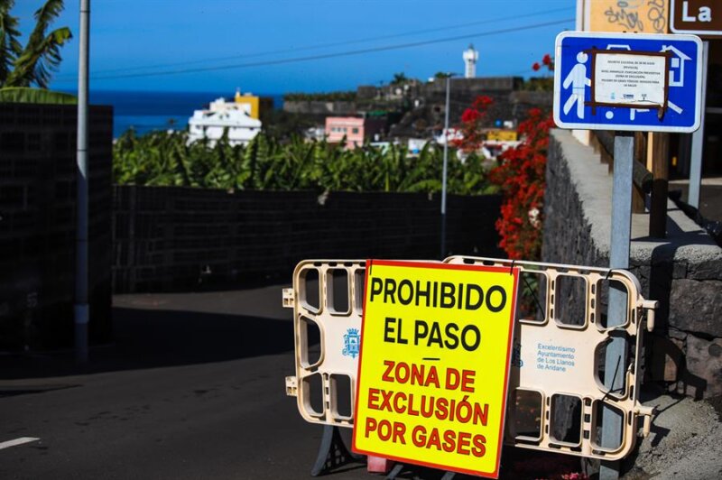 Cartel acceso prohibido por presencia gases volcánicos. Efe