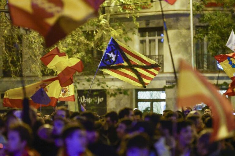 Undécimo día de protestas en Ferraz con la concentración de unas 1.200 personas