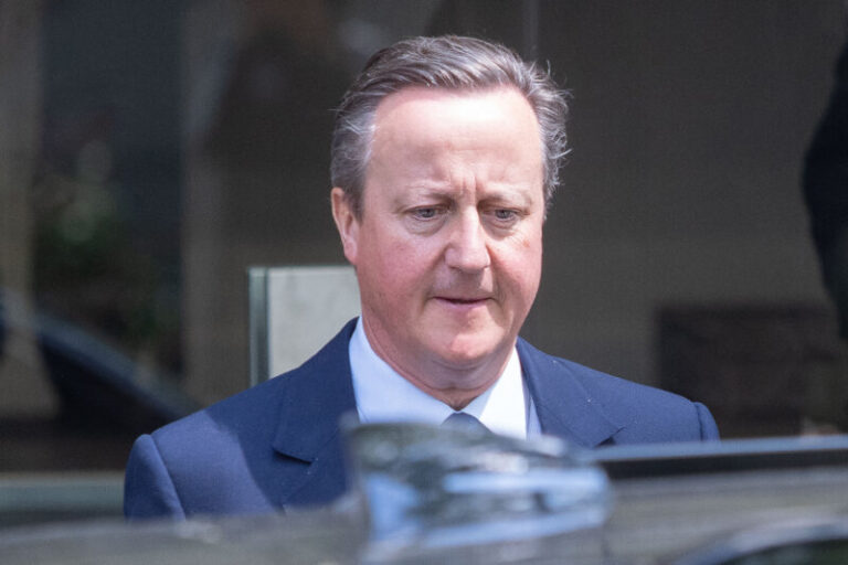 Sunak cesa a la ministra del Interior y recupera a David Cameron en Exteriores