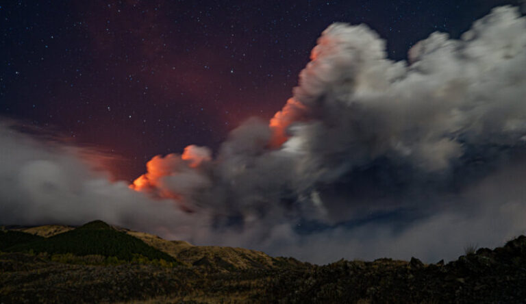 El volcán Etna expulsa lava y cenizas al cielo de Sicilia