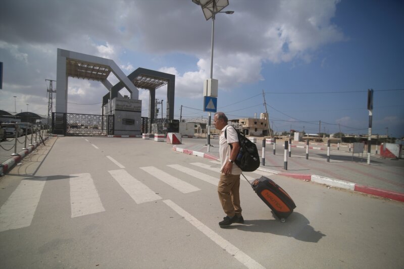 Un hombre junto al paso de Rafá, situado en el sur de la Franja de Gaza y en la frontera con Egipto, en medio de la ofensiva de Israel contra el enclave palestino tras los ataques lanzados el 7 de octubre por el Movimiento de Resistencia Islámica (Hamás) / Khaled Omar / Europa Press / Archivo 