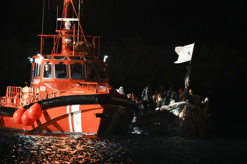 Salvamento Marítimo acompaña a una embarcación con una treintena de migrantes hasta el puerto de La Restinga