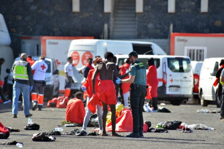 Llega a Tenerife un cayuco con 78 migrantes, entre ellos 23 menores