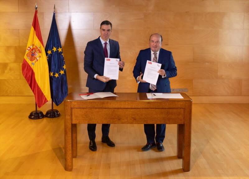 Momento de la firma entre PNV y PSOE para facilitar la investidura de Pedro Sánchez