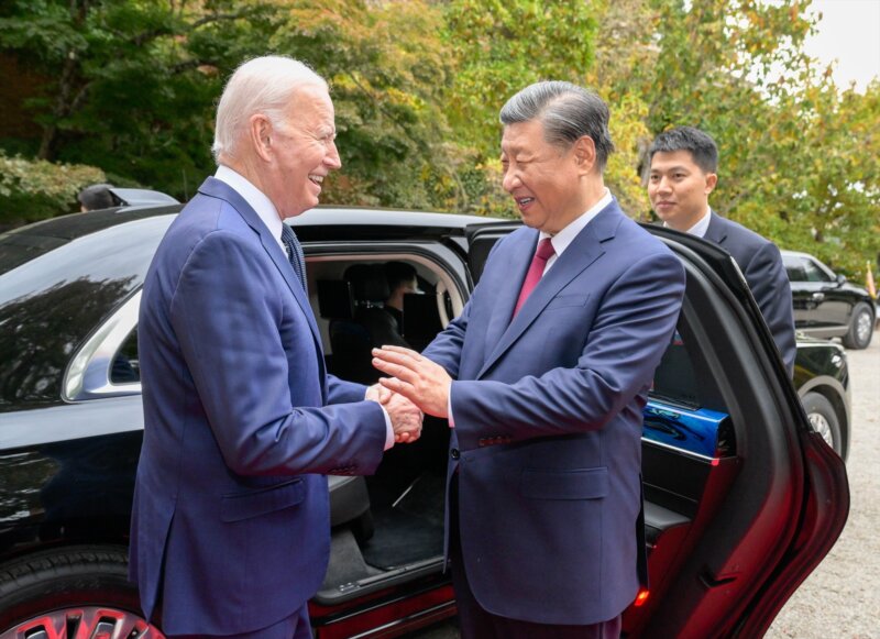 El presidente de EEUU, Joe Biden (i), saluda a su homólogo de China, Xi Jinping, tras su encuentro en Filoli, al sur de San Francisco, Estados Unidos Europa Press/Contacto/Li Xueren 16/11/2023