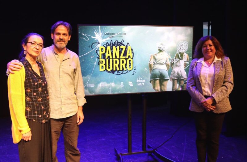 Soraya González y Severiano García, (Delirium Teatro), junto a la alcaldesa de Tacoronte, Sandra Izquierdo, en la presentación de la adaptación teatral de 'Panza de burro' el pasado 22 de noviembre.