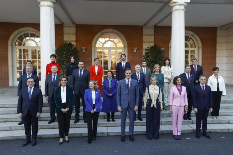 Foto de familia del presidente y de los miembros del Gobierno. EFE