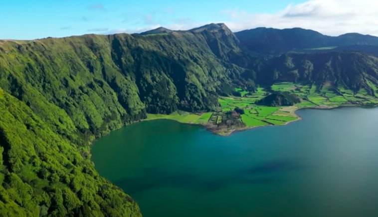La "Laguna de Sete Cidades" en la isla de San Miguel en el archipiélago de Azores 