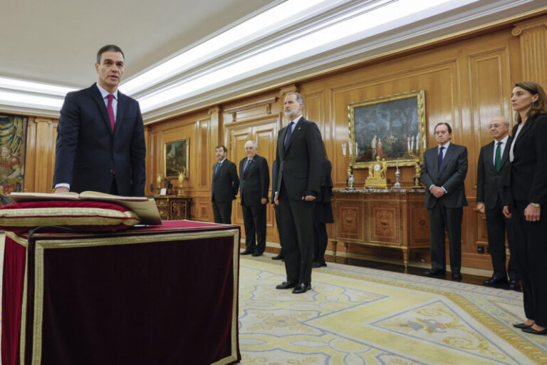 Militares retirados piden al Ejército la destitución de Pedro Sánchez