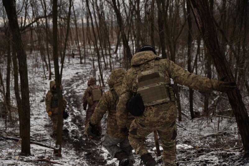 Soldados ucranianos de maniobras en Kupiansk. Imagen: Europa Press/Contacto/Madeleine Kelly (archivo)