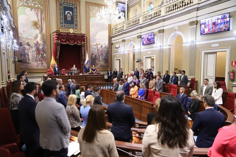 Minuto silencio Parlamento Canarias por fallecimiento Saavedra