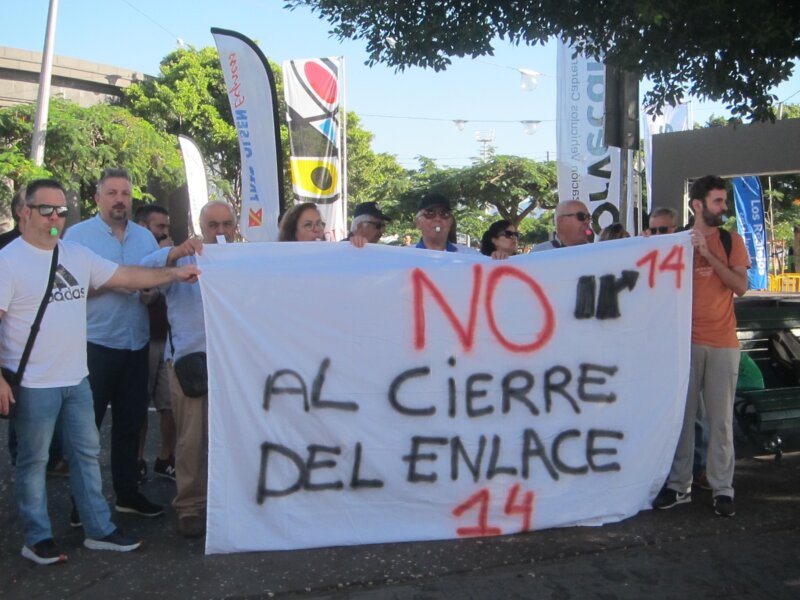 Protesta de los vecinos de Guamasa contra el cierre de la TF-5. Imagen EUROPA PRESS 