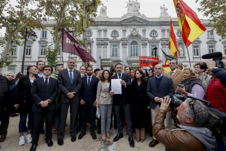 Vox se querella contra Sánchez y Puigdemont por “cohecho y usurpar funciones judiciales”