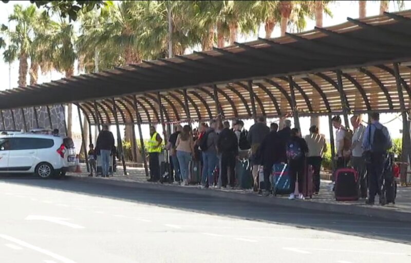 Taxis de otros municipios podrán recoger clientes en Tenerife Sur cuando haya picos de demanda