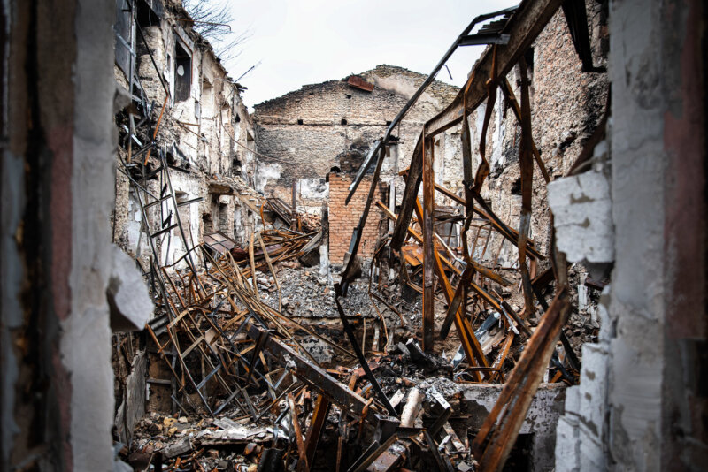 Una de estas localidades es Novodarivka, donde posteriormente la cartera del Interior ha informado de dos muertos, mientras siguen las labores para rescatar bajo los escombros a otras tres personas