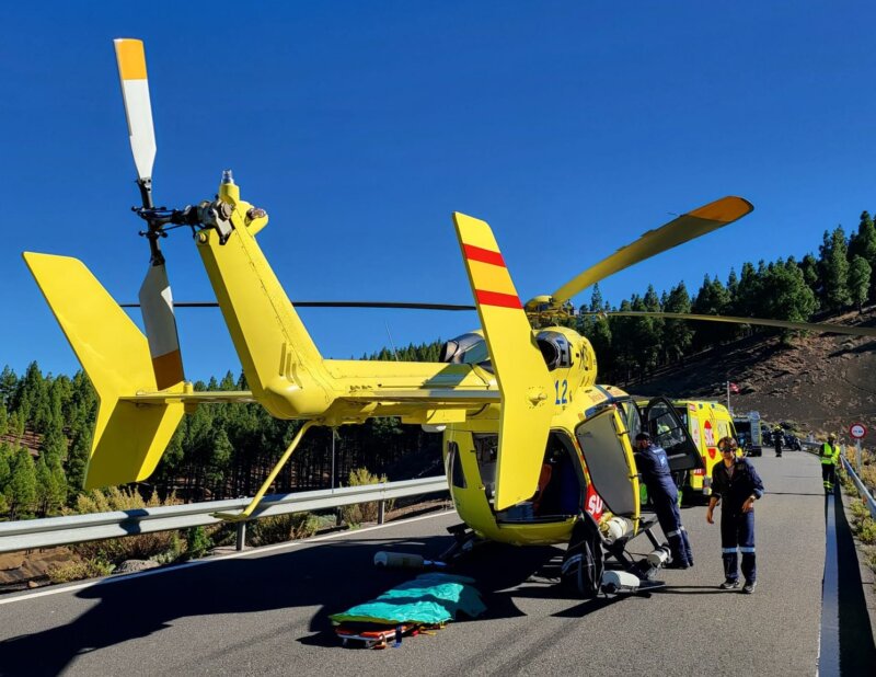 Un helicóptero medicalizado acudió a la zona del accidente de moto. Imagen 1-1-2 Canarias 