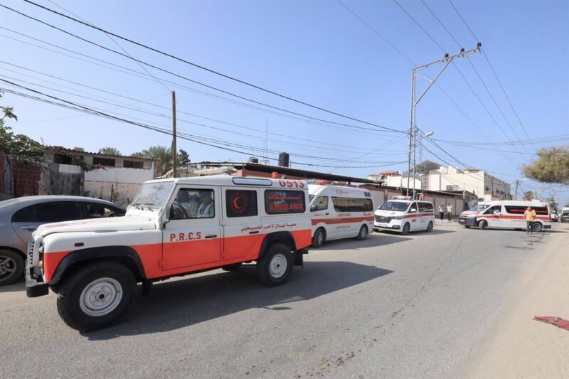 Ambulancias en el paso de Rafah. Imagen Naaman Omar / Zuma Press / Contactophoto