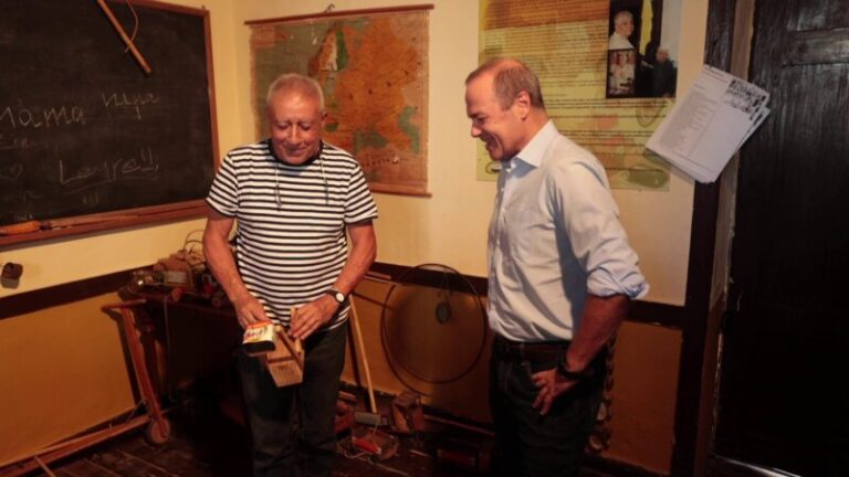 Augusto Hidalgo visita el Proyecto Comunitario de La Aldea